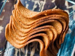 Сухарики со вкусом чеснока: Ресторанные гренки с сыром