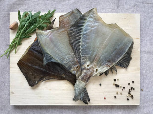 Деревенские гренки с аджикой: Камбала камчатская вяленая без икры