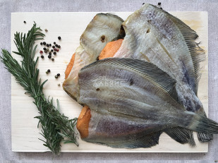 Деревенские гренки с аджикой: Камбала камчатская вяленая с икрой