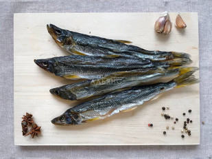 Деревенские гренки с аджикой: Корюшка вяленая без икры