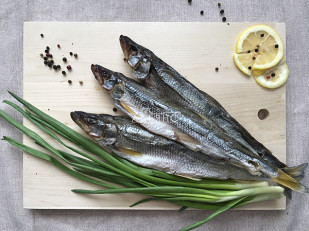 Деревенские гренки с аджикой: Корюшка вяленая с икрой