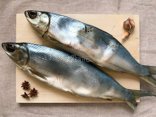 Деревенские гренки с аджикой: Сиг вяленый