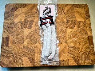 Японские снеки и крекеры: Колбаски сыровяленые Mini Fuet 