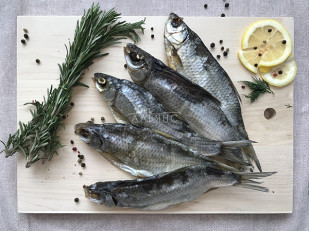 Деревенские гренки с аджикой: Вобла вяленая астраханская крупная