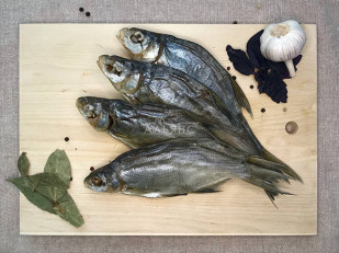 Деревенские гренки с аджикой: Густера вяленая