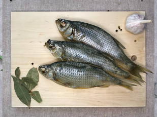 Деревенские гренки с аджикой: Красноперка вяленая