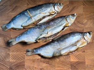 Деревенские гренки с аджикой: Пелядь вяленая крупная потрошеная