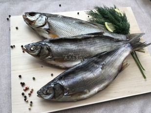 Деревенские гренки с аджикой: Плотва вяленая