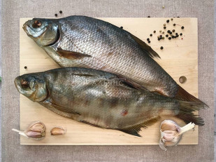 Деревенские гренки с аджикой: Лещ цимлянский вяленый